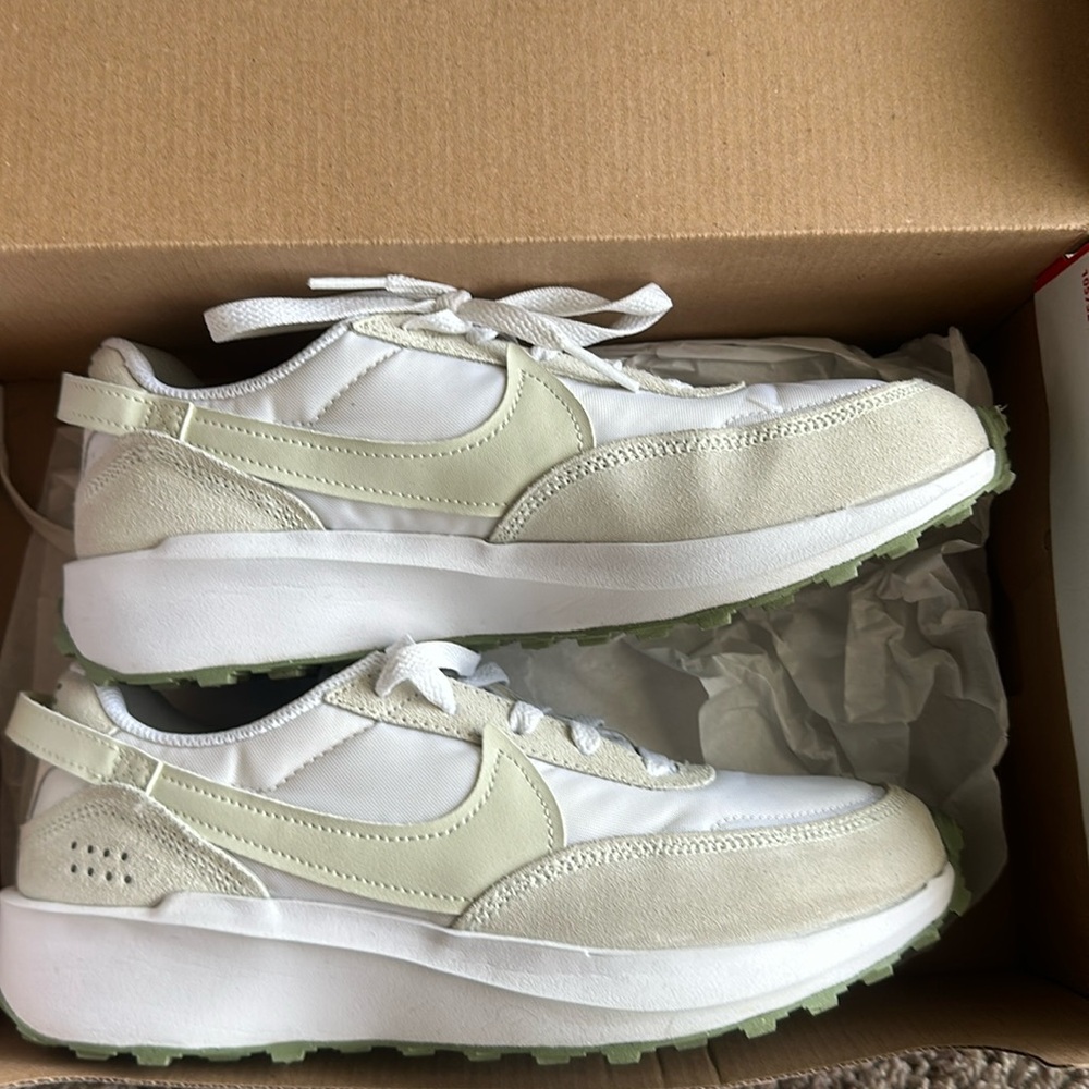 Women’s Nike Waffle Debut 8.5
Seaglass